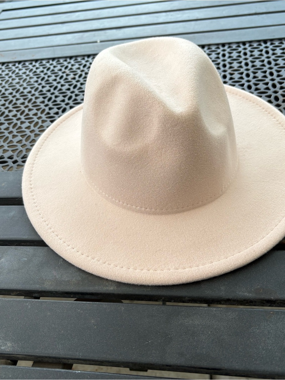 Women's Wide-Brim Felt Fedora Hat in Light Beige